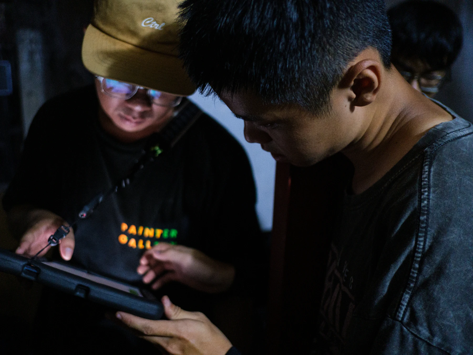 Deux personnes consultent une tablette sur le terrain