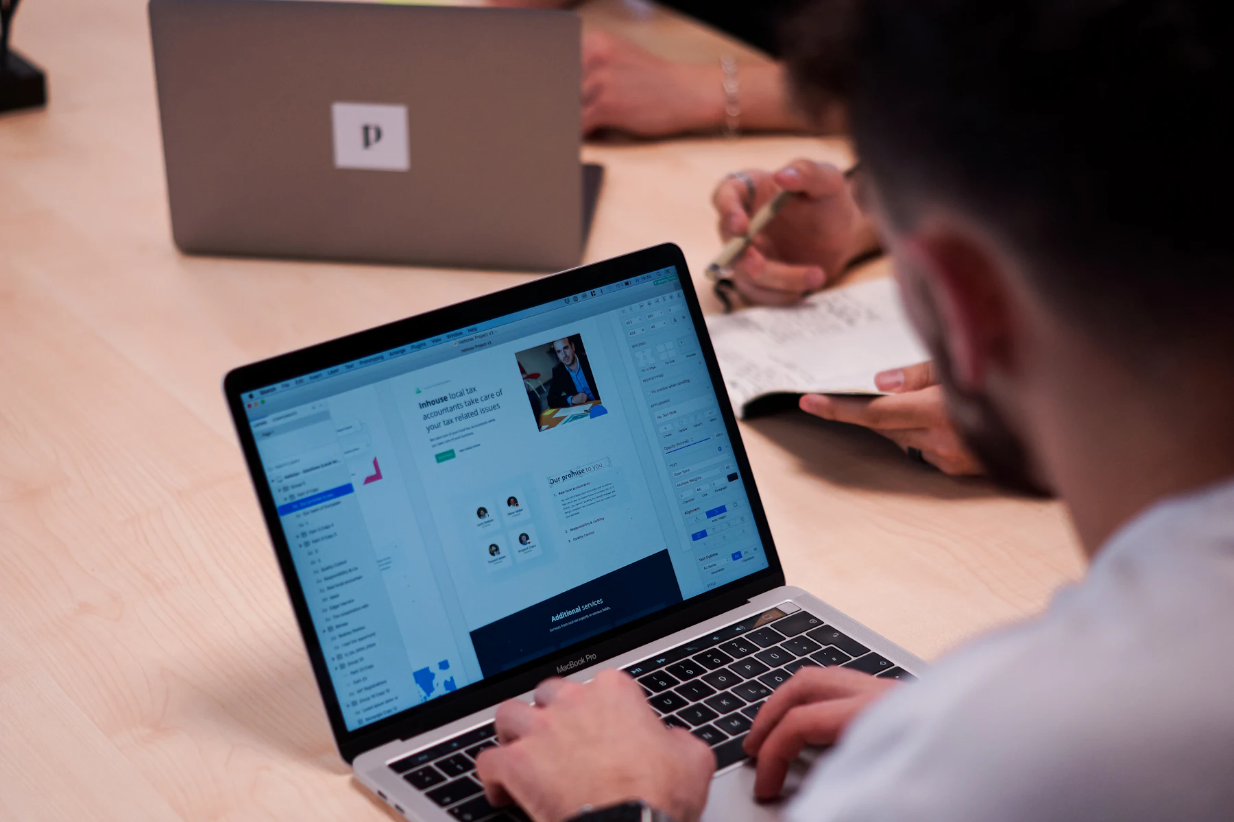 Un site web affiché sur un ordinateur portable